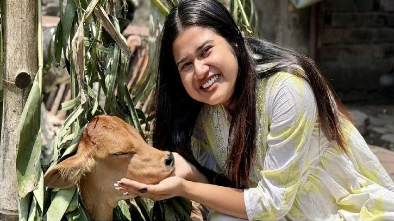 ২৪ ঘণ্টা আগেও পোষ্যের সঙ্গে আদুরে ভিডিও পোস্ট! মাঝরাতে কী এমন ঘটল যে চরম পথ বেছে নিলেন নেটপ্রভাবী সায়নী?