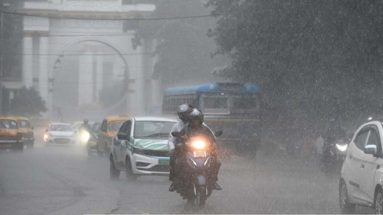 দিনদুপুরে নামল নিকষ কালো অন্ধকার! কলকাতায় ৬০ কিমির ঝোড়ো তাণ্ডব, দক্ষিণবঙ্গের ৬ জেলায় লাল সতর্কতা