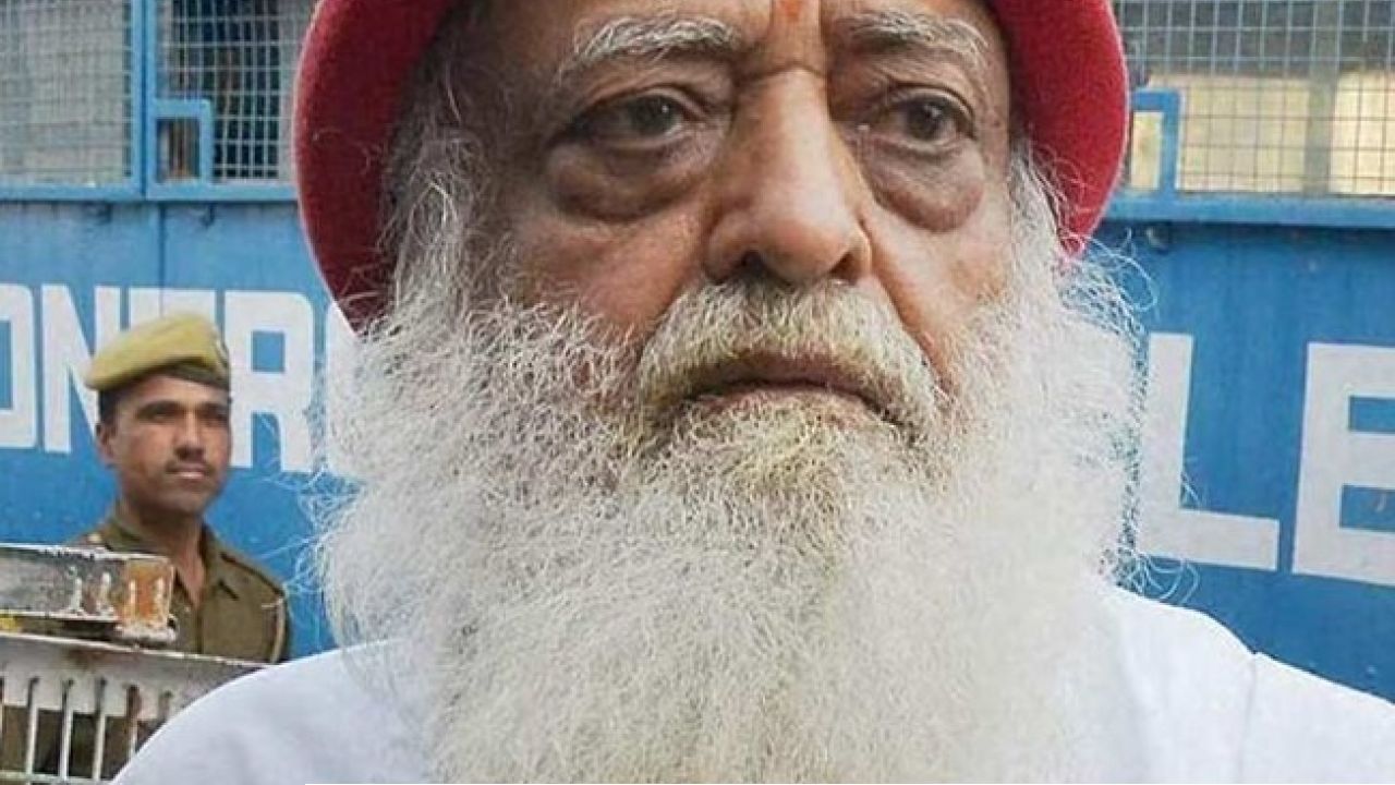 হাইকোর্টের চরম ঝটকায় ফুরোল জামিনের মেয়াদ! শেষমেশ যোধপুর জেলে মাথা নোয়াতেই হলো আশারাম বাপুকে