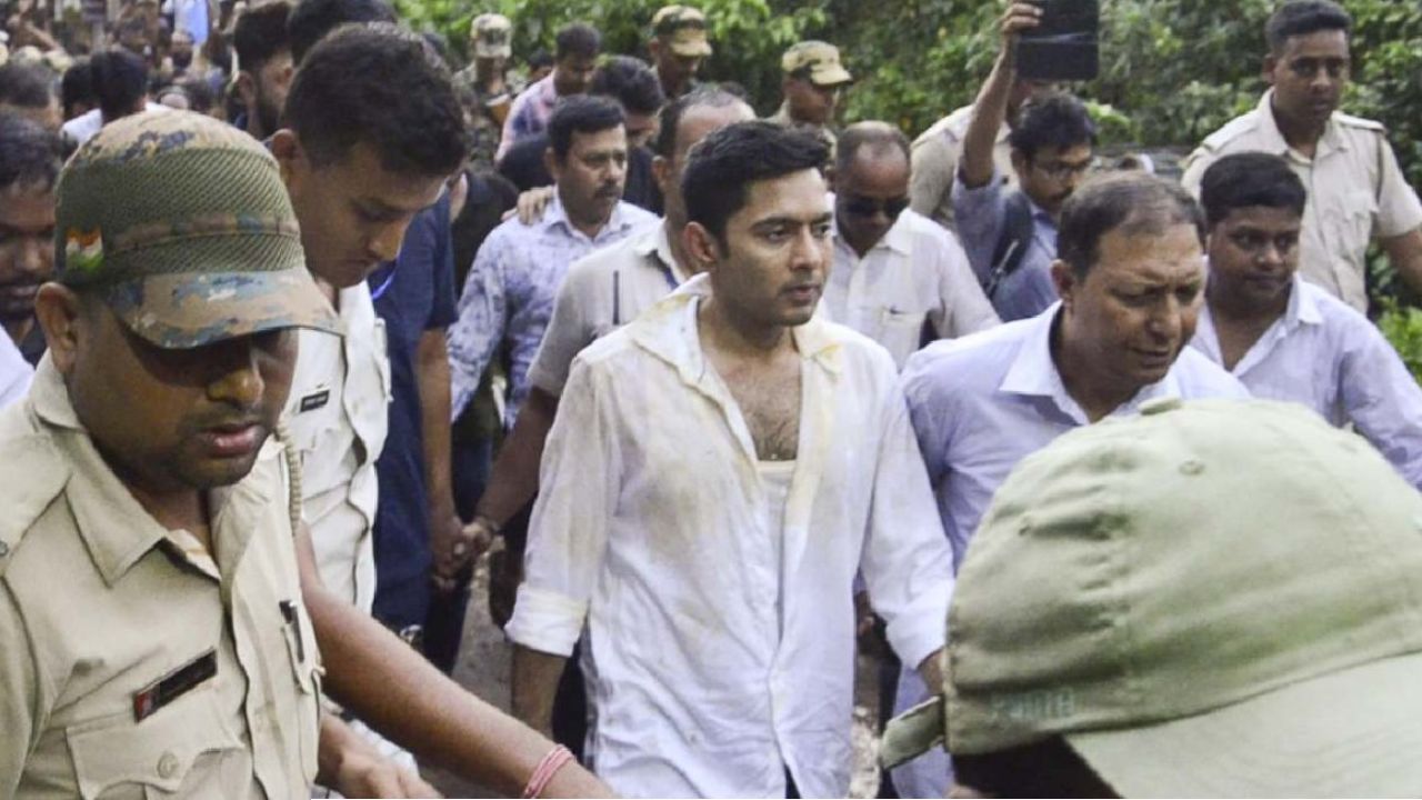 হেলমেট পরেও বাঁচল না জামা, জনরোষের মুখে অভিষেক! ভিডিও দেখে মাঝরাতে পুলিশের তুলকালাম অ্যাকশন