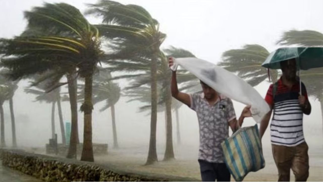 রবিবারও ৬০ কিমি বেগে কালবৈশাখীর তাণ্ডব, ধেয়ে আসছে বজ্রবিদ্যুৎ-সহ বৃষ্টি! কোন কোন জেলা আজ কাঁপবে?