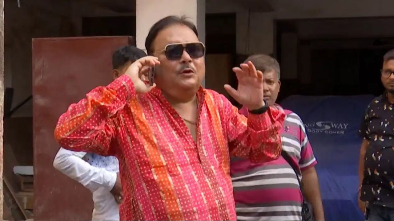 কালীঘাটে যখন মেগা বৈঠক, তখন কামারহাটিতে মদনের বাড়ির তালা ভাঙল পুলিশ! নেপথ্যে কোন মারাত্মক কেলেঙ্কারি?