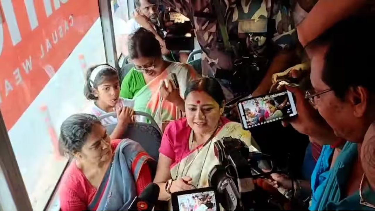 মহিলাদের থেকে টিকিট নিলেই বিপদ! বাসে আচমকা হানা দিয়ে এ কী করলেন মন্ত্রী অগ্নিমিত্রা?