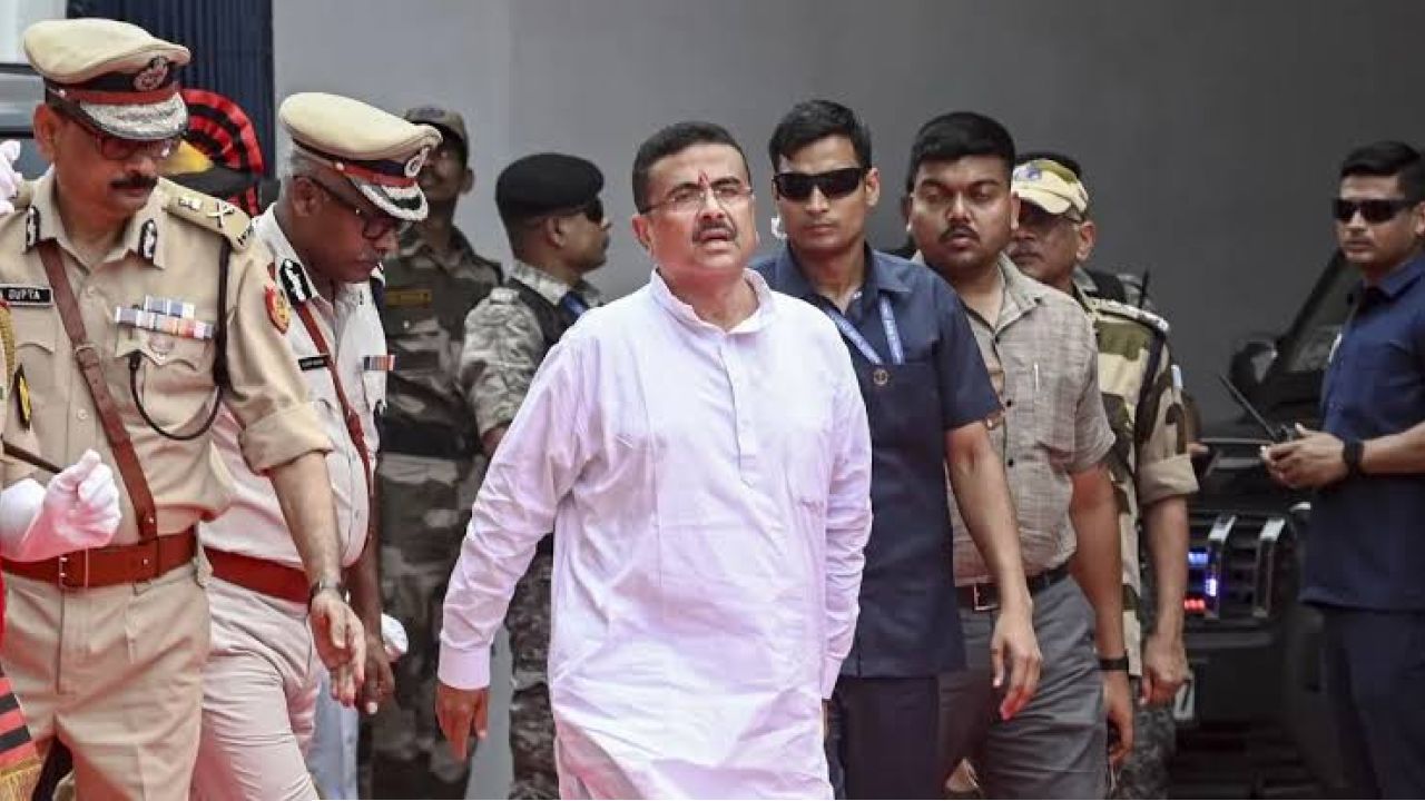 শপথ নিলেন ৩৫ মন্ত্রী, কিন্তু কার হাতে কোন দপ্তর? জল্পনার মাঝেই হঠাৎ দিল্লি উড়ে যাচ্ছেন মুখ্যমন্ত্রী শুভেন্দু! নেপথ্যে কি শাহী ফরমান?