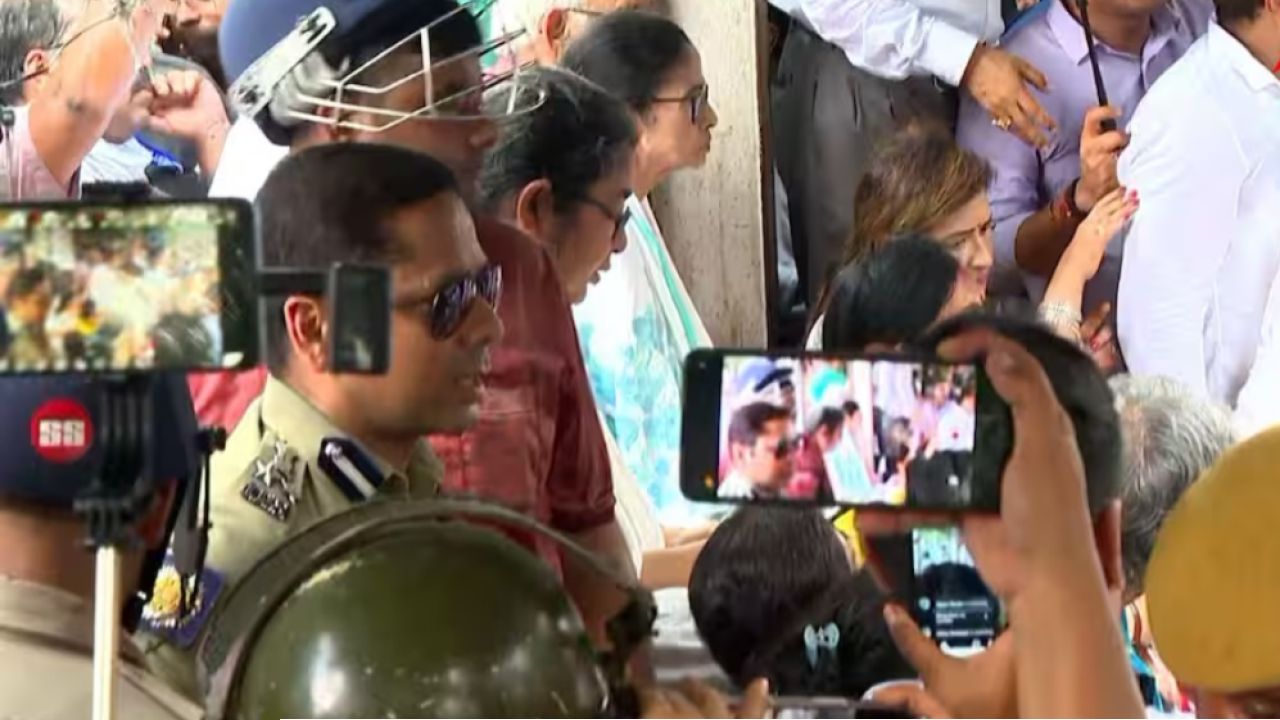 মাঝপথেই ভাষণ থামিয়ে দিলেন মমতা! ধর্মতলায় চরম বিশৃঙ্খলা, পুলিশের সাথে ধুন্ধুমার তৃণমূল কর্মীদের?