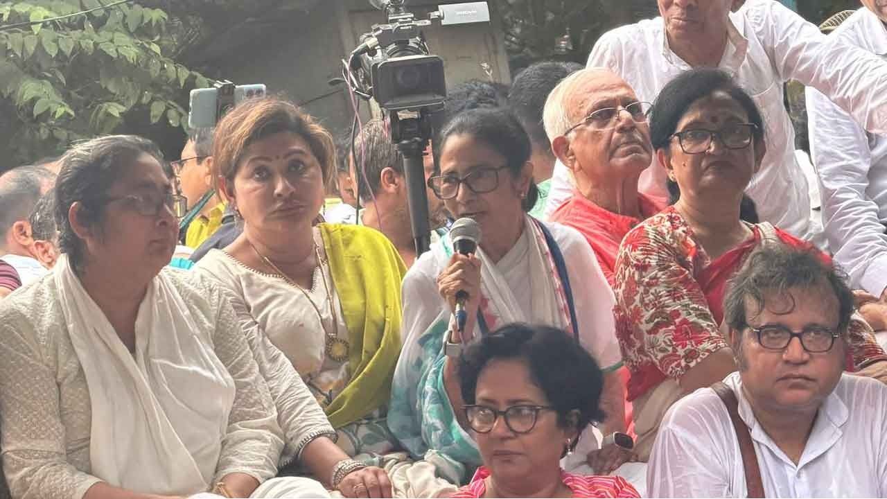 মমতার ধর্নামঞ্চে খাঁ খাঁ করছে নেতাদের চেয়ার! পাশে নেই ৪১ জন সাংসদ ও ৭৮ বিধায়কের সিংহভাগ, ভাঙনের ইঙ্গিত?