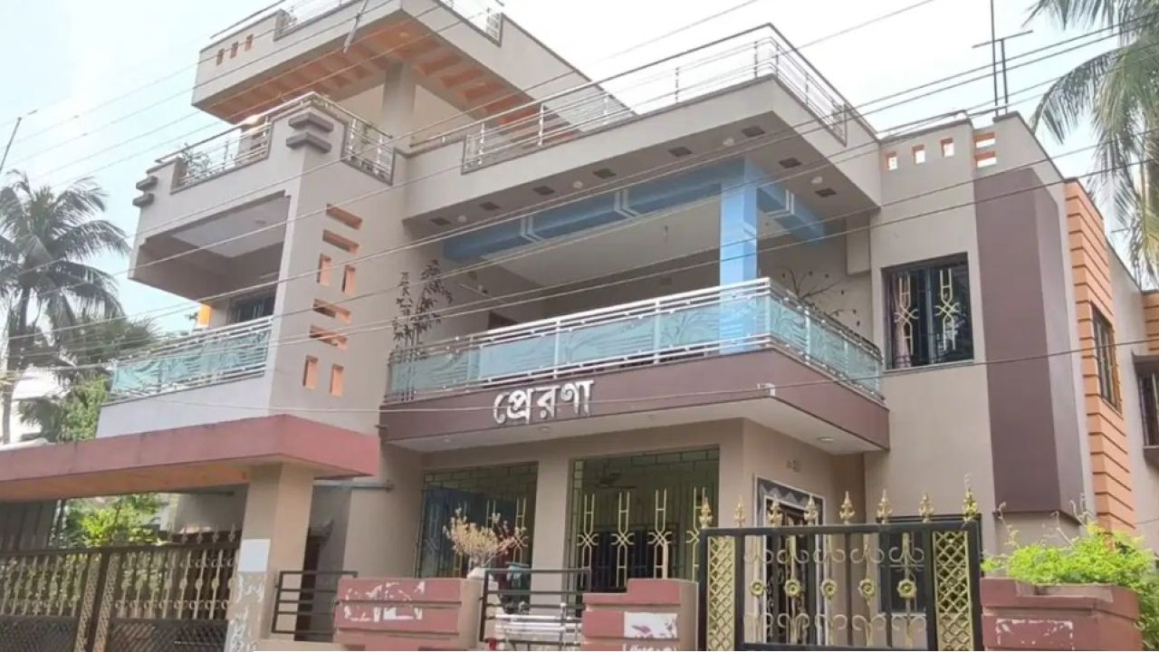 মাটির কুঁড়েঘর থেকে রাতারাতি চোখ ধাঁধানো &lsquo;রাজপ্রাসাদ&rsquo;! কোন আলাদিনের প্রদীপ পেলেন এই প্রাক্তন পৌরপ্রধান?