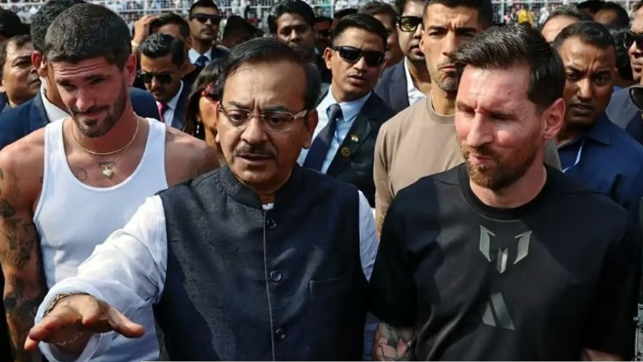 মেসিকাণ্ডে এবার খাঁড়ার গ্রাস! রাজ্যের প্রাক্তন ক্রীড়ামন্ত্রীকে থানায় তলব পুলিশের, কী ঘটতে চলেছে ৫ জুন?