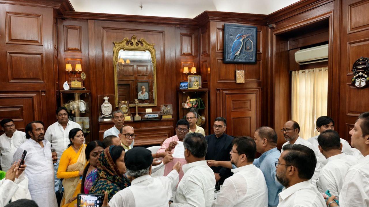 এক্কেবারে ছারখার তৃণমূল, গঠিত হলো &lsquo;নব তৃণমূল ব্লক&rsquo;! সংখ্যার বিচারে ব্রাত্য মমতা-অভিষেক, কে পেলেন কোন পদ?