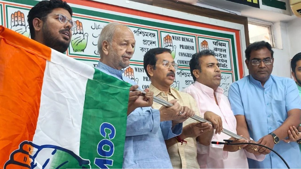 উত্তরের রাজনীতিতে মহাধাক্কা! দলবল নিয়ে &lsquo;হাতে&rsquo; মেখলিগঞ্জের চেয়ারম্যান, পুরসভা খোয়াল তৃণমূল