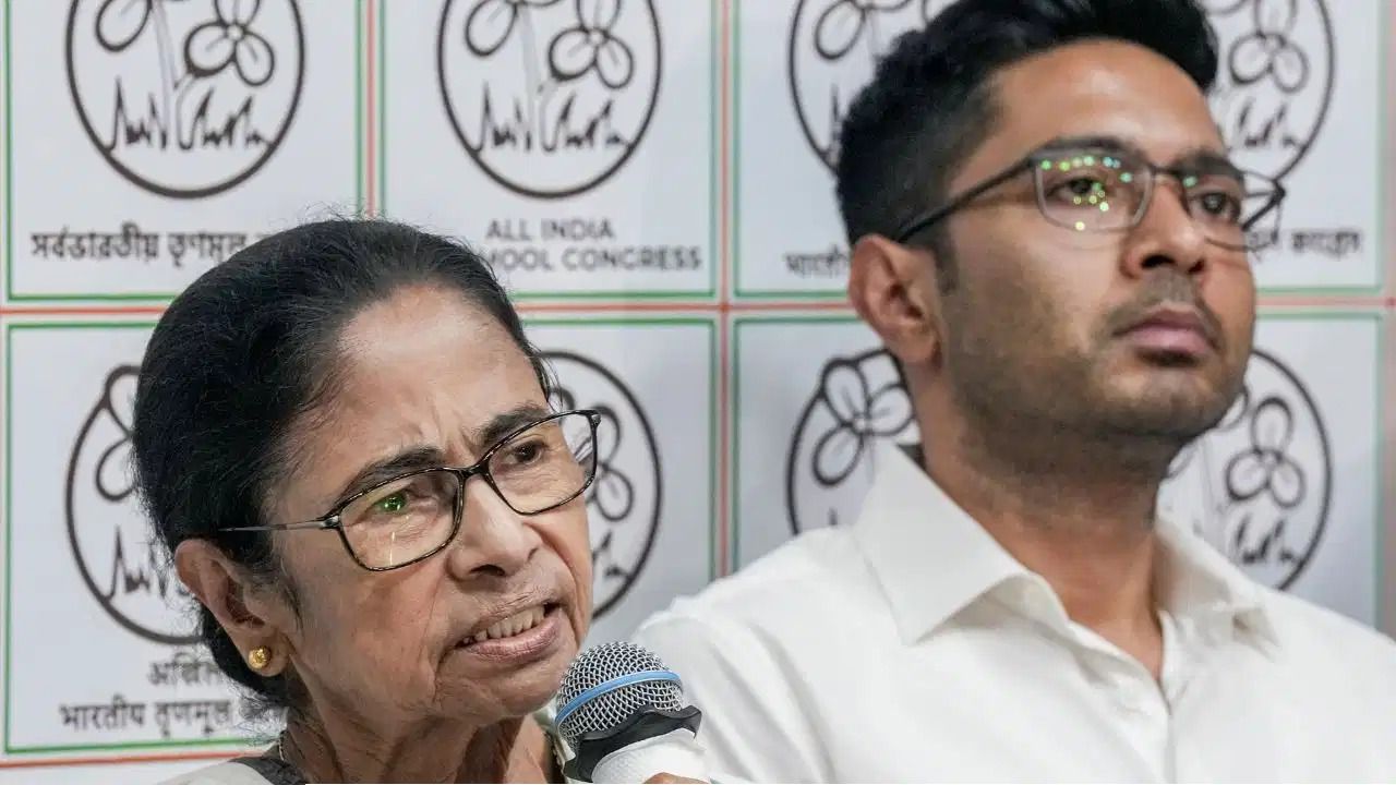 তৃণমূলে ডানা ছাঁটা হল অভিষেকের! নেপথ্যে কি তবে গ্রেফতারির আশঙ্কা, নাকি মমতার &lsquo;মাস্টারস্ট্রোক&rsquo;?