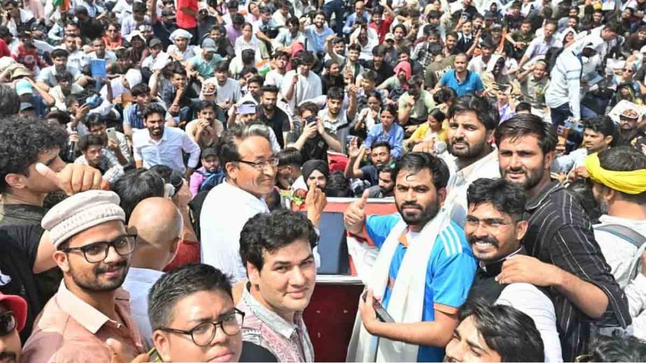রাজপথে আম্বেদকরের আদর্শ, মুখে তেলাপোকার মুখোশ: যন্তর মন্তরে অভিজিৎ, পাশে সোনম ওয়াংচুক