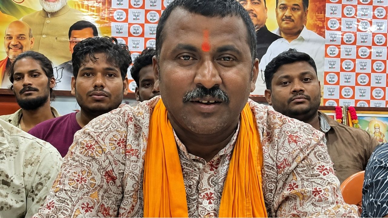 অভিষেকের ‘ডায়মন্ড হারবার মডেলে’ ভয়ঙ্কর কেলেঙ্কারি! তৃণমূল প্রধানের ঘরে মিলল পুলিশের উর্দি ও গুলির খোল, বাজেয়াপ্ত ত্রাণের পাহাড়