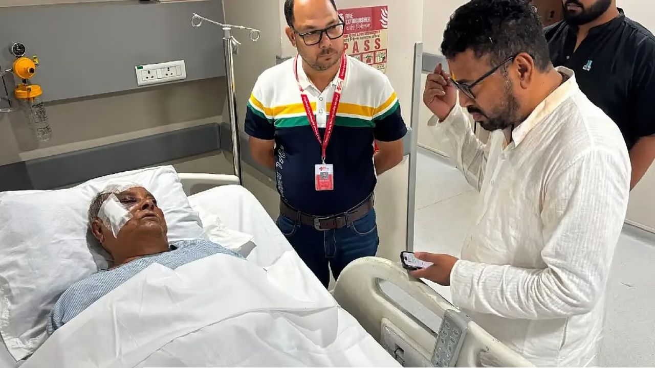 রাজনীতি ভুলে সৌজন্যের নজির! হাসপাতালে অশোক ভট্টাচার্যকে দেখতে ছোটেন শংকর, খোদ মুখ্যমন্ত্রীর ফোন বর্ষীয়ান বাম নেতাকে