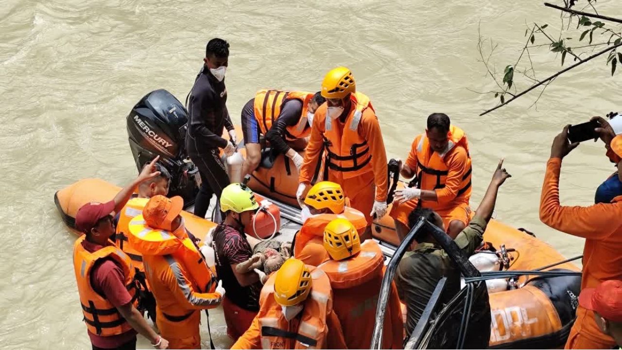 শিলিগুড়ি পৌঁছনোর আগেই সলিলসমাধি! দু’দিন পর তিস্তার গভীর গর্ভ থেকে উদ্ধার নিখোঁজ গাড়ি, ভিতরে শিশু-সহ ৪ জনের নিথর দেহ