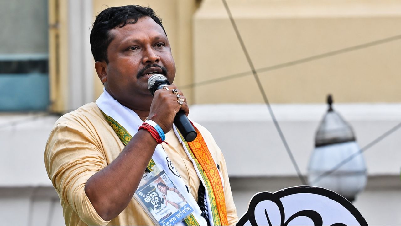 মাত্র চার দিনে ৩ উইকেট পতন! এবার সাংসদ পদ ছাড়লেন অভিষেকের ‘ডানহাত’, তবে কি দল ছাড়ছেন প্রকাশচিক?