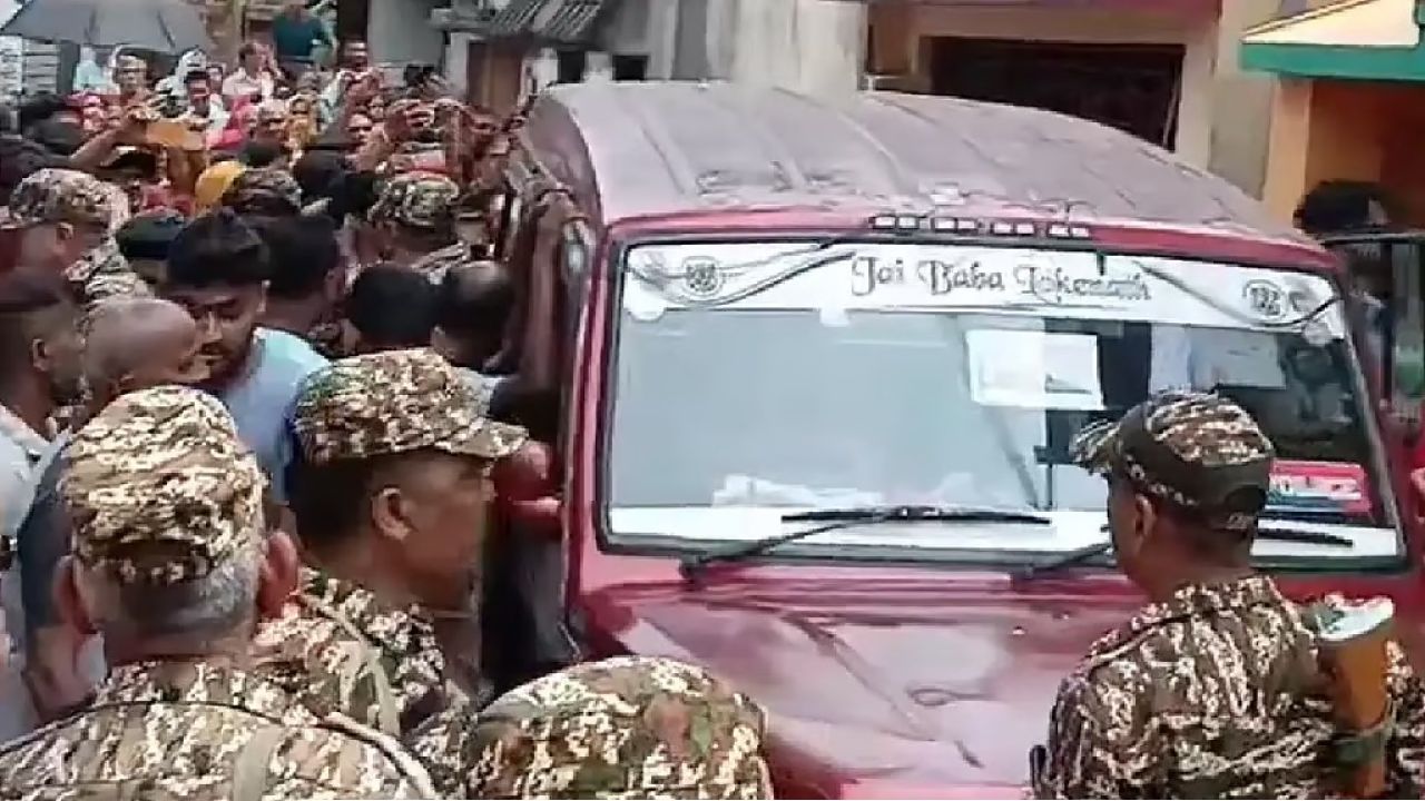 কাটমানি-তোলাবাজির রাজত্ব! পুলিশি অভিযানে শ্রীঘরে তৃণমূলের হেভিওয়েট কাউন্সিলার ও তাঁর ছেলে, তোলপাড় রিষড়া!