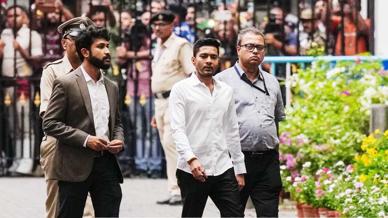 সব প্রশ্নের জবাব ‘জানি না’, সিআইডি জেরায় মেজাজ হারালেন অভিষেক! মাঝরাতে মমতার বাড়ি থেকে বেরোলেন ছাতায় মুখ লুকিয়ে