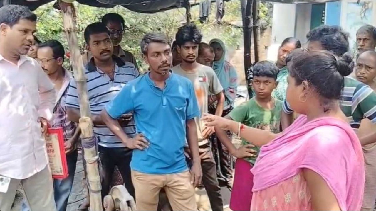 ‘কোটি কোটি টাকার কাটমানি!’ জনরোষের মুখে পড়ে পলাতক তৃণমূল নেতা, ঘেরাও হতেই সব টাকা ফেরত দেওয়ার মুচলেকা দিলেন স্ত্রী!