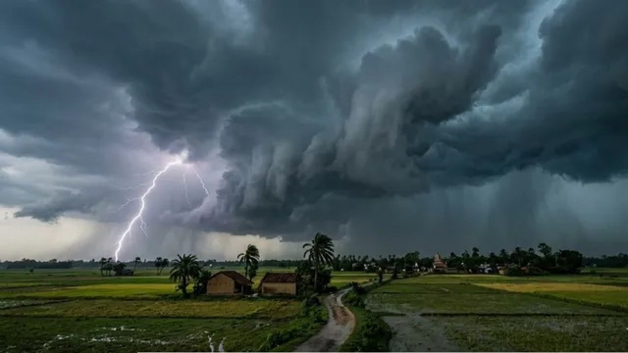 কালবৈশাখীর তাণ্ডব শেষ, শুরু বর্ষার শাসন! মেঘের উচ্চতা থেকে ধ্বংসক্ষমতা— কোন বৃষ্টি কত খতরনাক?