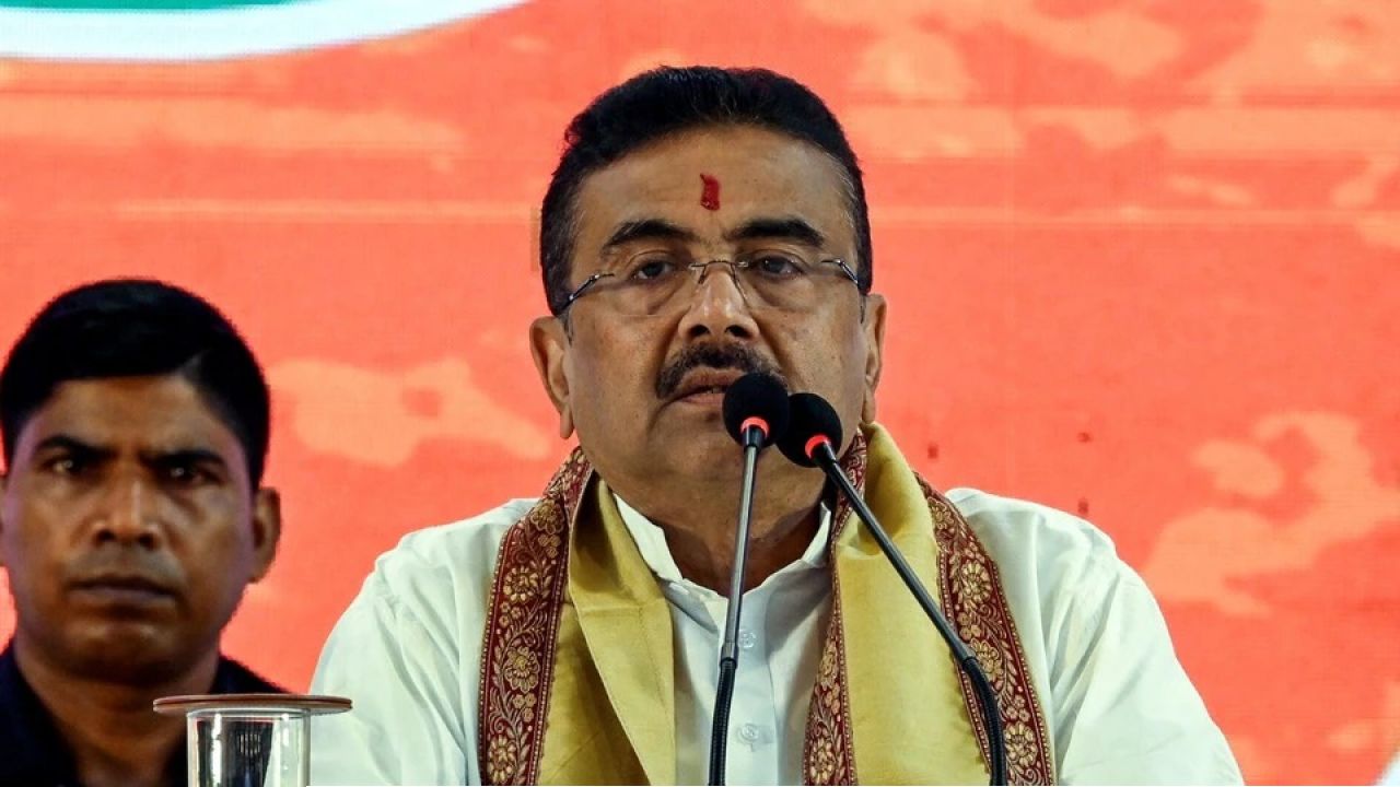 সরকার বদল মানে ঝান্ডার নয়, ব্যবস্থার পরিবর্তন! অনুপ্রবেশকারী থেকে সিন্ডিকেটরাজ নিয়ে কড়া হুঁশিয়ারি শুভেন্দুর!