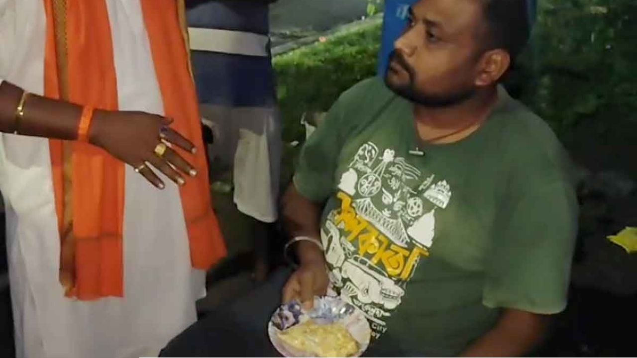 ডিম ছোড়া নয়, ‘দুর্নীতিগ্রস্ত’ তৃণমূল নেতাকে পাতে গরম গরম অমলেট! দুর্গাপুরে বিজেপির অভিনব ‘গান্ধীগিরি’!