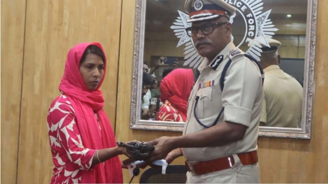 মাথার দাম ১০ লাখ! ৪৬ রাউন্ড গুলি ও বন্দুক হাতে খোদ লালবাজারে এসে এ কী করলেন কুখ্যাত মাও নেত্রী পুষ্পা?
