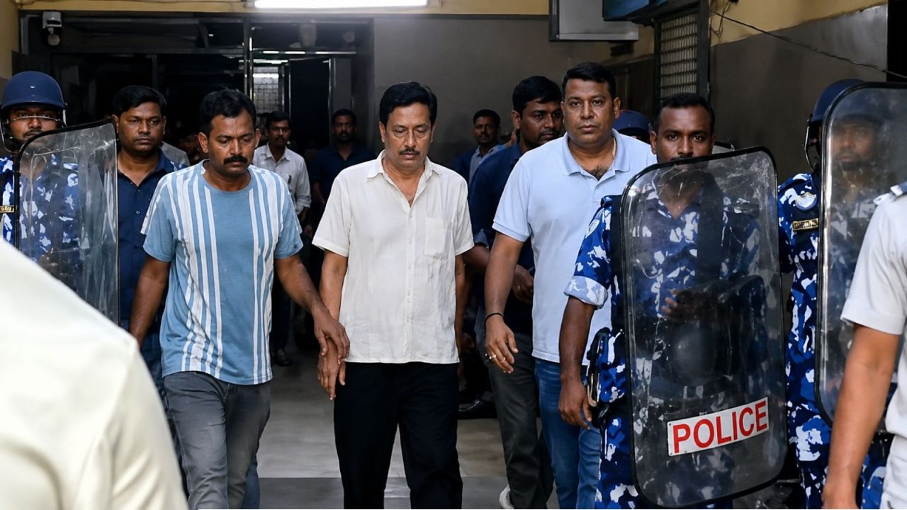 ৩ কোটি ৭০ লাখ টাকা ও ৫০ কেজি সোনা! সব্যসাচী শ্রীঘরে যেতেই ‘বেপাত্তা’ স্ত্রী, অ্যাকাউন্ট ফ্রিজ হতেই বেরিয়ে এল কোন রহস্য?