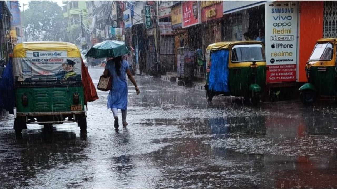 এক রাতেই ৫ ডিগ্রি নামল পারদ, মেঘ-বৃষ্টির ধামাকায় বদলে গেল কলকাতার মুড!