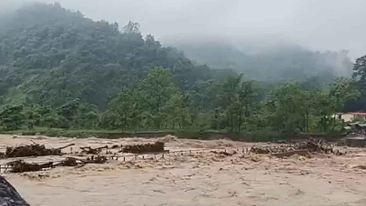 মেঘভাঙা বৃষ্টিতে কাঁপছে পাহাড়! বিচ্ছিন্ন দার্জিলিং-শিলিগুড়ি সংযোগ, বন্ধ ট্রাফিক