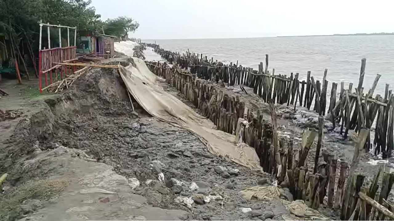 বাঁধ সংস্কারের দাবি উপেক্ষিত? ভরা কোটালের ধাক্কায় বড় ভাঙনে আতঙ্ক মৌসুনিতে 