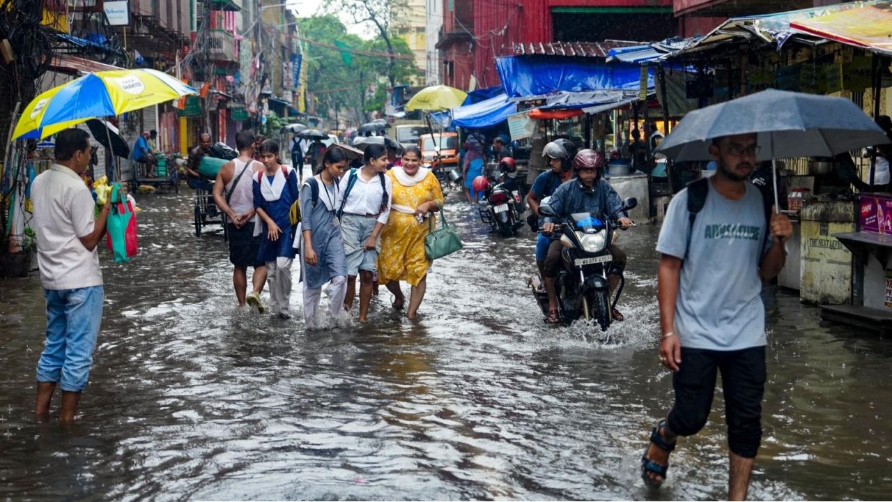 উত্তরে জারি লাল সতর্কতা, কলকাতা-সহ দক্ষিণের ৫ জেলায় ধেয়ে এল ভয়ঙ্কর ঝড়বৃষ্টি?