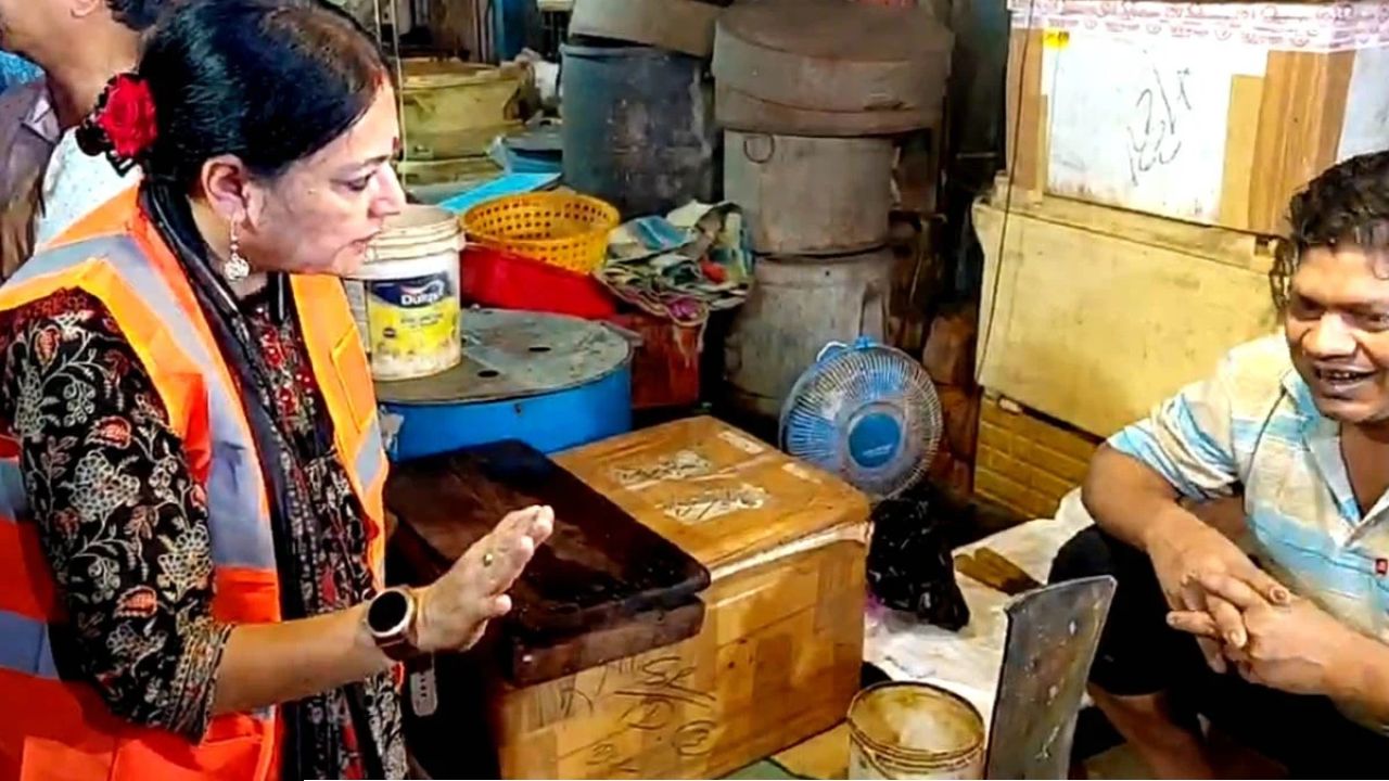 বাজারে পরিচ্ছন্নতা থেকে প্লাস্টিক নিষেধাজ্ঞা - গড়িয়াহাট পরিদর্শনে একগুচ্ছ কড়া নির্দেশ পুরমন্ত্রীর