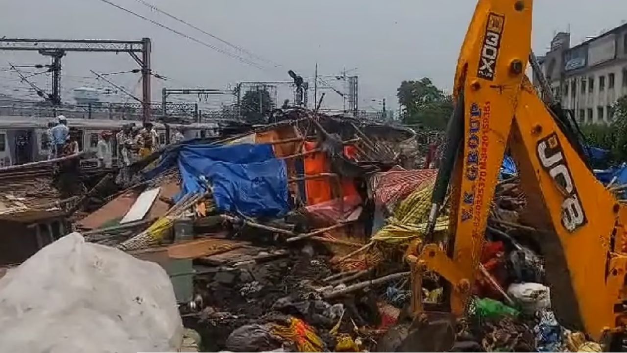 সাতসকালে টিকিয়াপাড়ায় রণক্ষেত্র পরিস্থিতি, বুলডোজার দিয়ে গুঁড়িয়ে দেওয়া হলো ১০০টি ঝুপড়ি-দোকান!