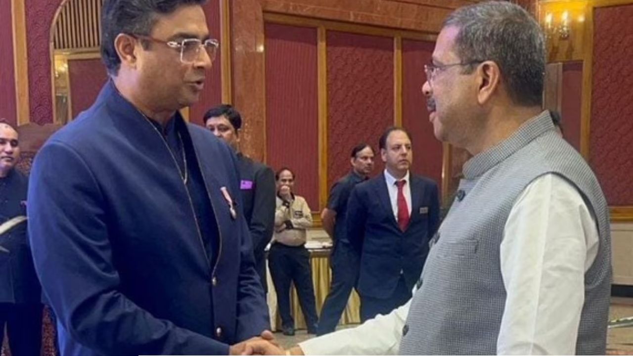 দেশজুড়ে নিট কেলেঙ্কারির মাঝেই শিক্ষামন্ত্রীর সাথে হাসিমুখে করমর্দন করে চরম ট্রোলের শিকার আর. মাধবন