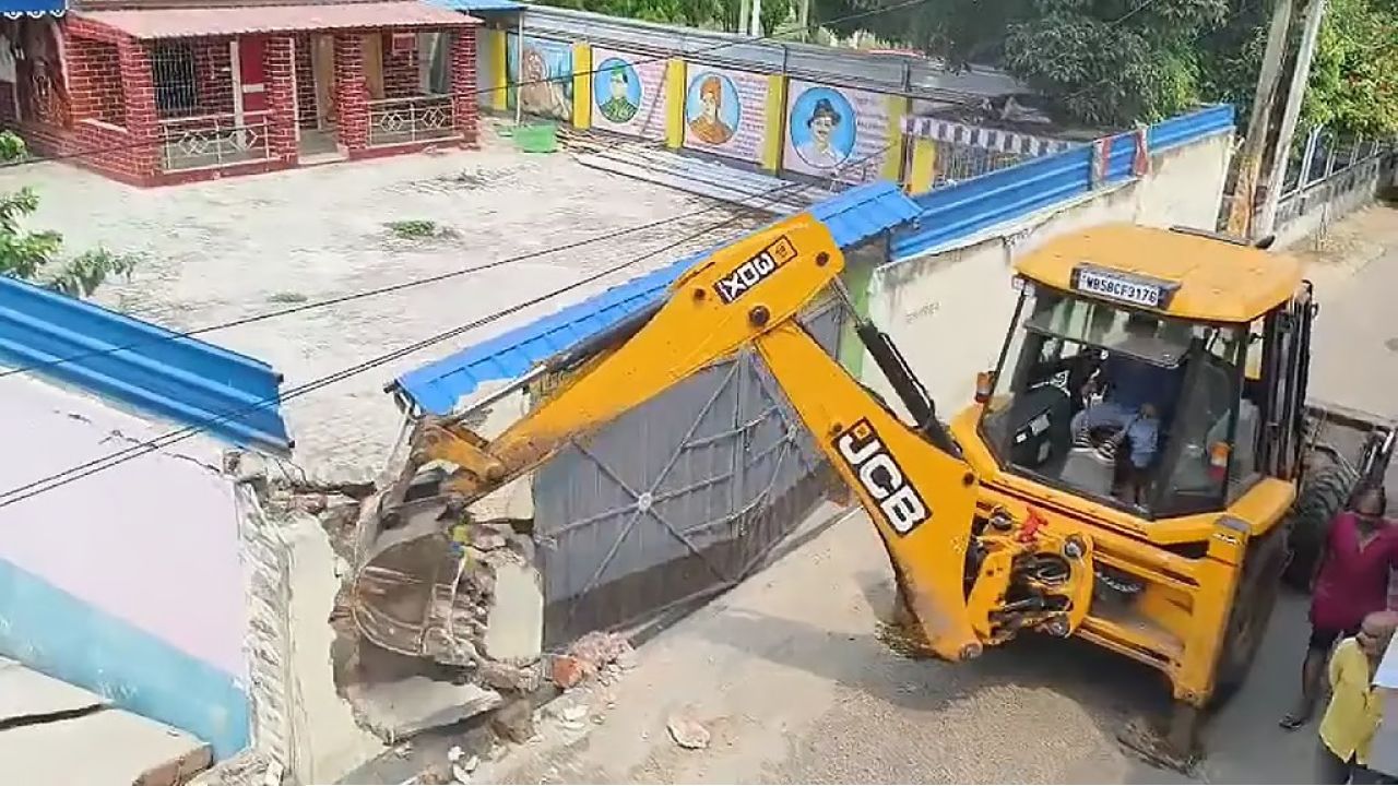 রাত গড়ালেই মদ-মাংসের আসর! গুঁড়িয়ে দেওয়া হল তৃণমূল যুবনেতার বাগানবাড়ি 