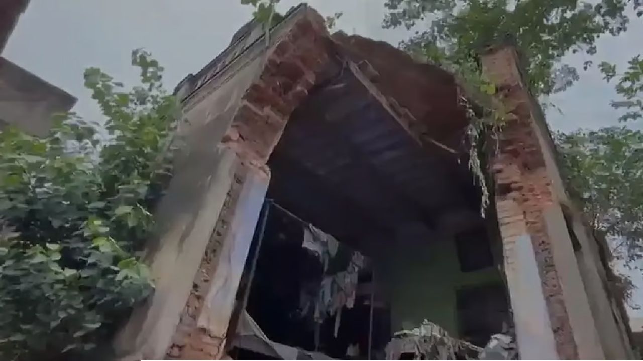  দীর্ঘদিনের অভিযোগ উপেক্ষিত? জোড়াবাগানে ভেঙে পড়ল পুরনো বাড়ি, প্রশ্নে পুরসভা