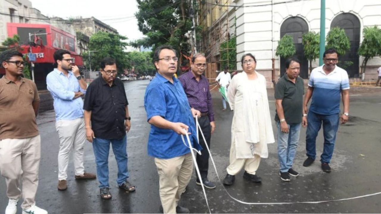 একুশের মঞ্চ বাঁধতেই দোলার নামে পুলিশি নোটিশ! ‘ইচ্ছে থাকলে ব্রিগেডে যান’, রাস্তা আটকাতেই কুণালদের ধমক শুভেন্দুর