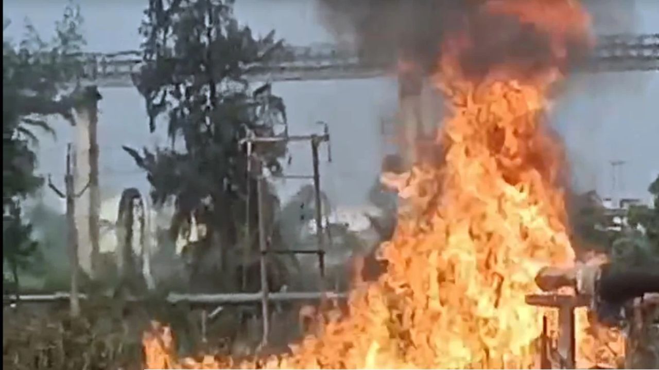 হলদিয়া পেট্রোকেমিক্যালে বাজ পড়তেই পাইপলাইনে আগুন, মুহূর্তে ঝলসে গেলেন ৩৫ জন 