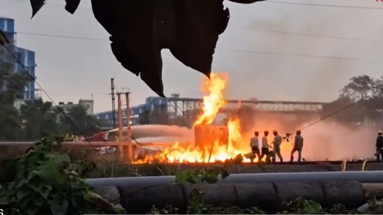 বজ্রপাত নাকি ন্যাপথা লিক? বিস্ফোরণের কারণ ঘিরে রহস্য বাড়ছে হলদিয়া কাণ্ডে 