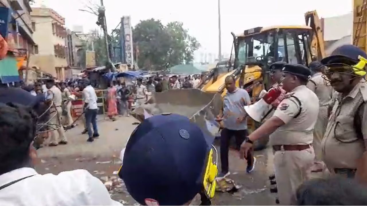  দখলদারির বিরুদ্ধে বড় অভিযান, বুলডোজারে ভাঙা হল শালিমার স্টেশনের অবৈধ নির্মাণ 