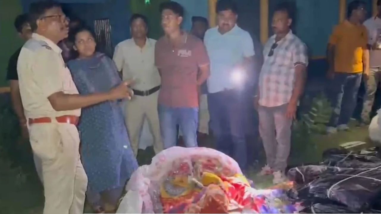 তৃণমূলের প্রাক্তন বিধায়কের কার্যালয়ে খাট-এসি, উদ্ধার সরকারি ত্রাণ! কেতুগ্রামে তুমুল চাঞ্চল্য