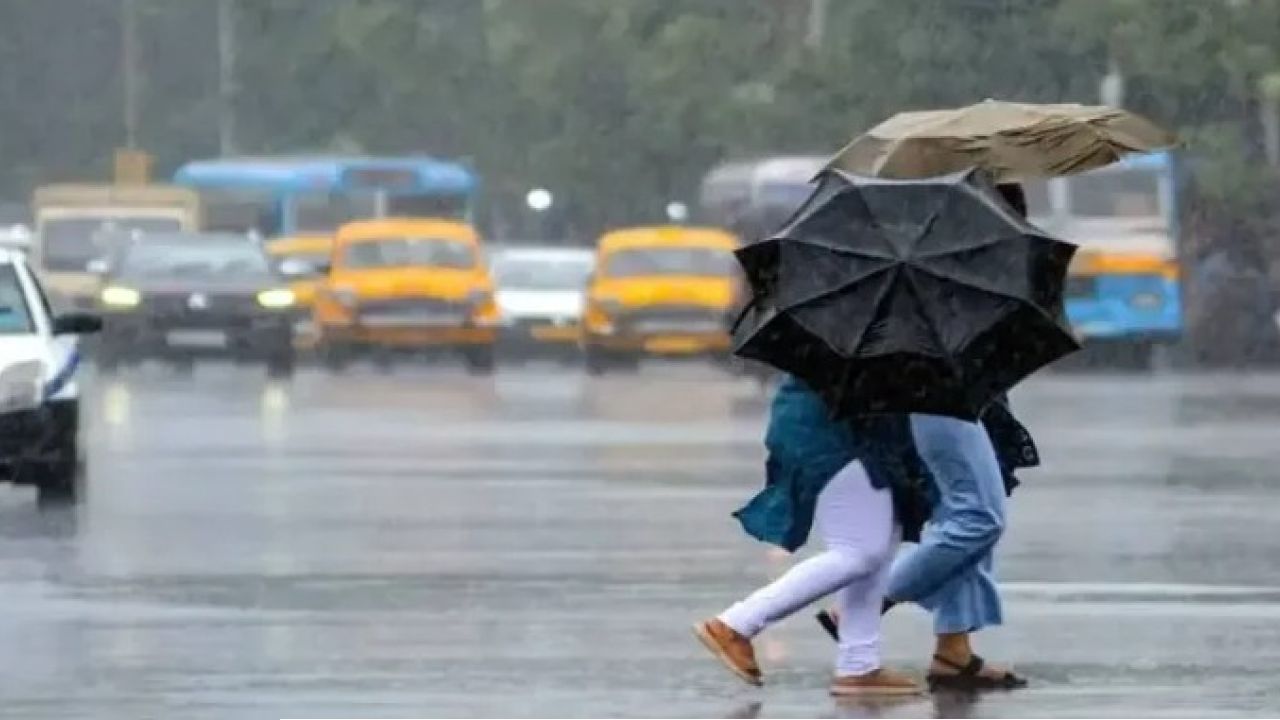শ্রাবণের শুরুতেই জোড়া ফলার খাঁড়া! দক্ষিণবঙ্গ জুড়ে তুমুল বৃষ্টির হলুদ সতর্কতা, ভাসবে কি কলকাতাও?