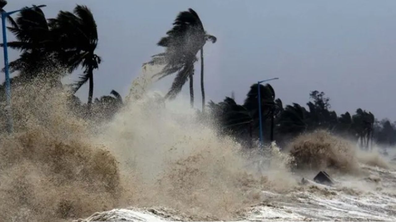 আগামী ১২ ঘণ্টায় গভীর নিম্নচাপ! ভাসবে কলকাতা? কাঁপছে দক্ষিণবঙ্গ  