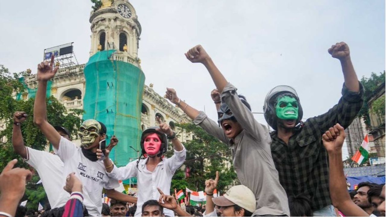 ‘একজনকে ছাড় নয়, ধরা পড়বে সবাই!’ ধর্মতলায় ছাত্র মিছিলে হিংসার বলি সাংবাদিকরা, ধৃত বেড়ে ১৪