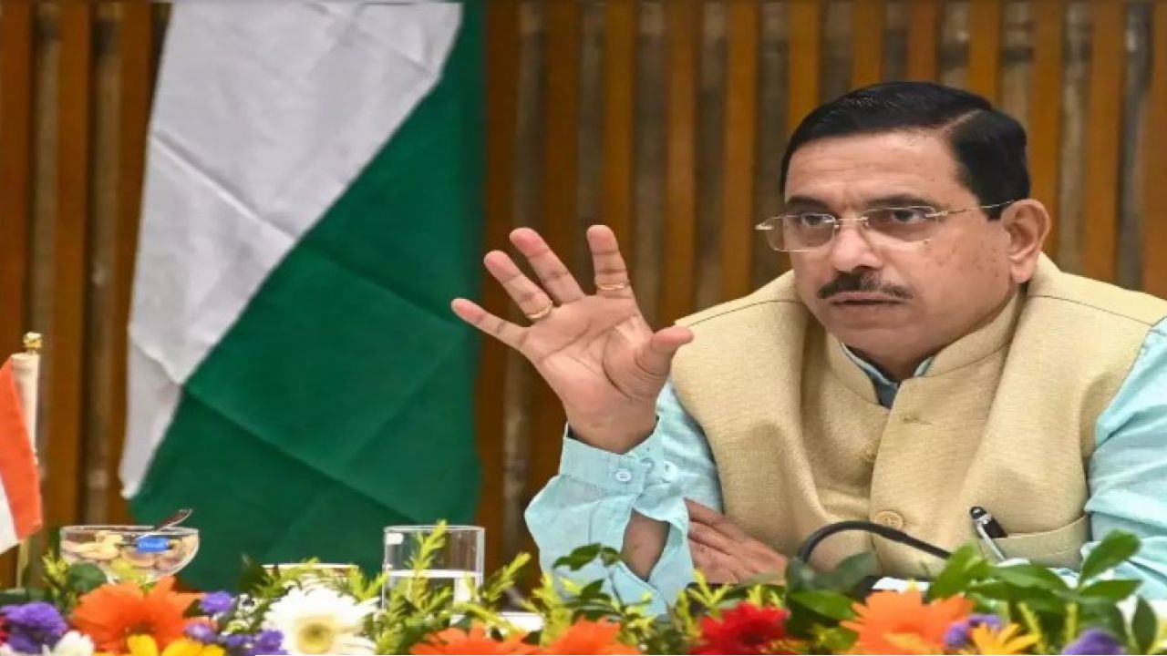 ‘RSS-এর সৈনিক থেকে মেগা দায়িত্ব!’ কে এই প্রহ্লাদ যোশী? শিক্ষামন্ত্রকের মসনদে বসার নেপথ্য-কথা!