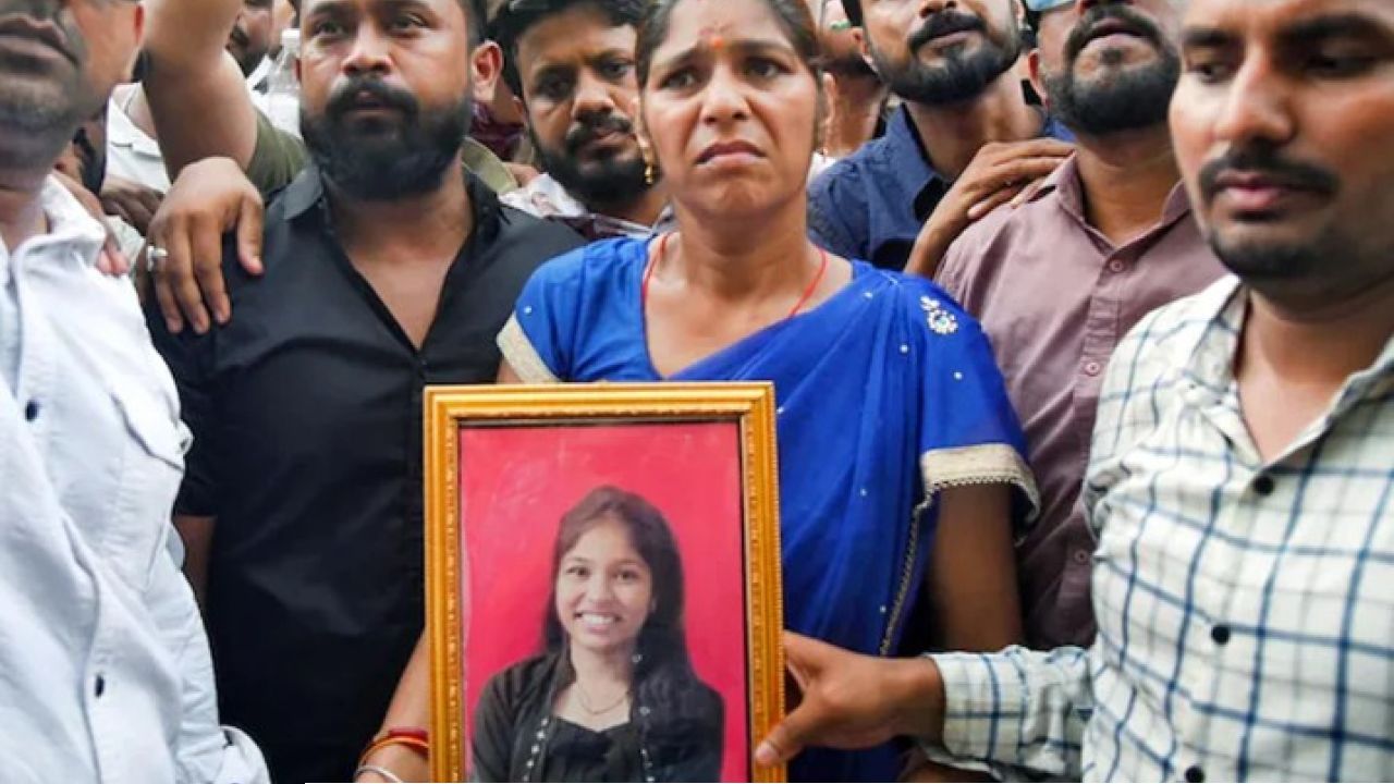 ‘ইস্তফায় কী হবে, ওদের ফাঁসিতে ঝোলানো হোক!’ সন্তান হারিয়ে কান্নায় ভাঙলেন মা