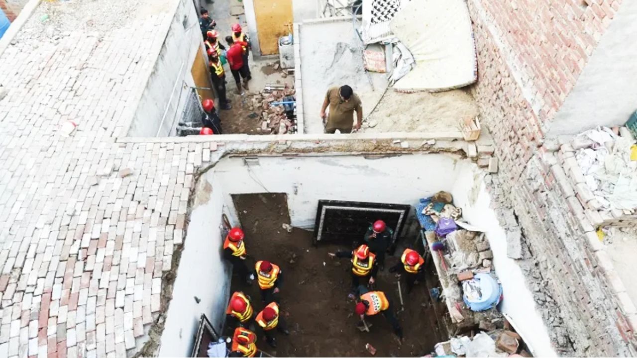 পড়াশোনা চলাকালীনই হুড়মুড়িয়ে ভেঙে পড়ল ছাদ! মুহূর্তে চিরতরে স্তব্ধ ১৪টি তাজা প্রাণ, কাঁপল পাকিস্তান