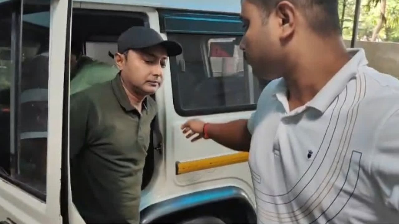 পুলিশের উর্দিতে লাগল ডিমের কুসুম! মাথায় টুপি দিয়ে বারাসত কোর্টে চোর-চোর স্লোগানের মুখে অভিষেক-ঘনিষ্ঠ দেবরাজ