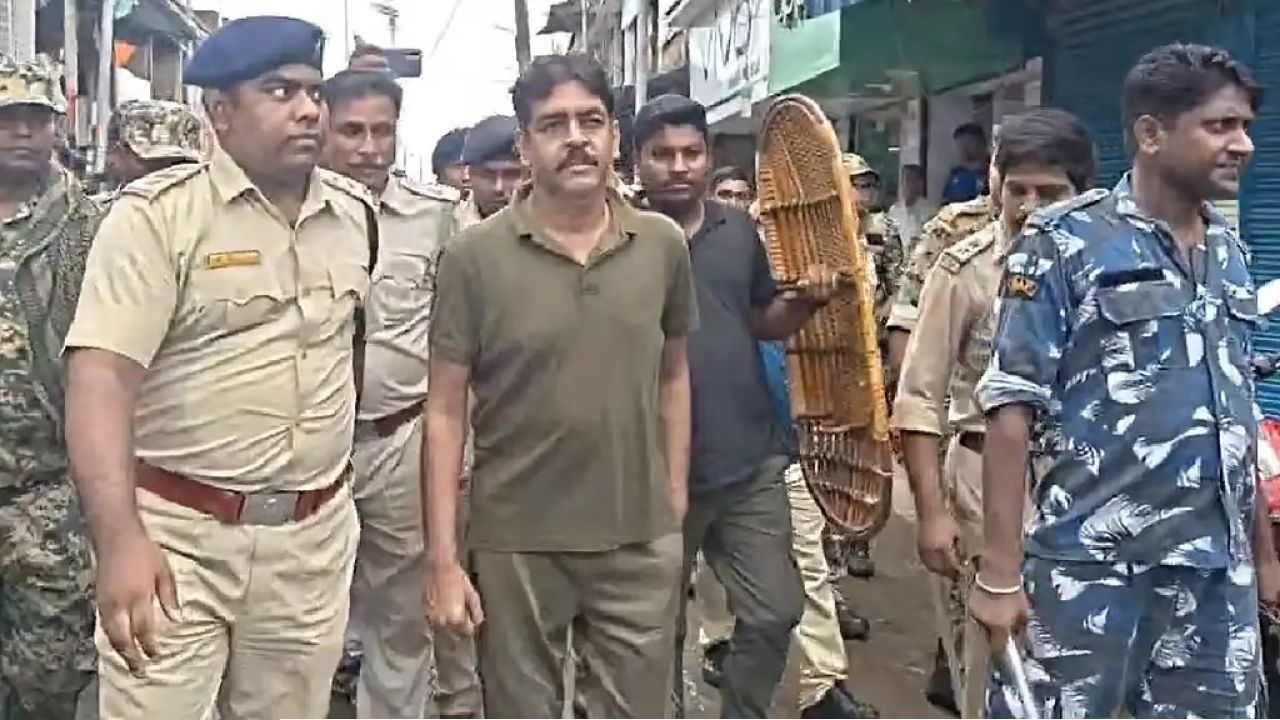 স্লোগানে মুখর জীবনতলা, ‘মাছ চোর’ গানের মাঝেই শওকতকে হাঁটাল পুলিশ 